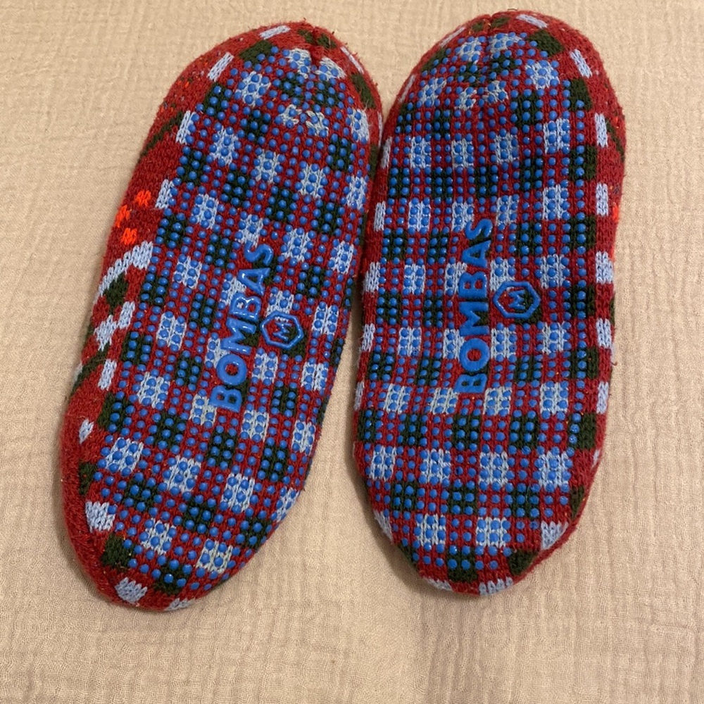 Bombas Burgundy Patterned Slip-On Sherpa Slippers. Size M - Picture 3 of 5